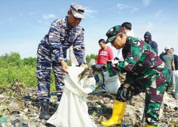 400 Relawan Babat Habis Sampah Pantai Kesenden Cirebon