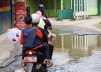 Warga Desa Setu Wetan Cirebon Keluhkan Jalan Rusak