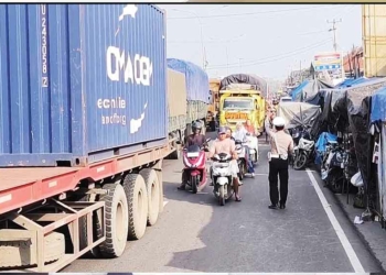 Langganan Macet Jalur Pantura Utama Cirebon, Pasar Sandang Tegalgubug Jadi Tujuan Pemburu Baju Lebaran  