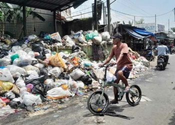 Sampah TPS Pasar Minggu Cirebon Meluber ke Jalan