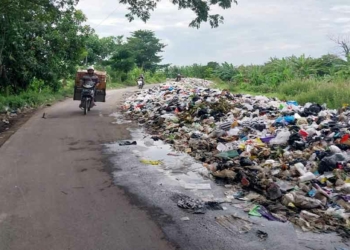 Sampah di Panguragan Cirebon Memakan Hampir Separuh Badan Jalan