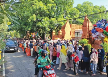Warga Cirebon Rela Antre Demi Tebus Sembako Murah